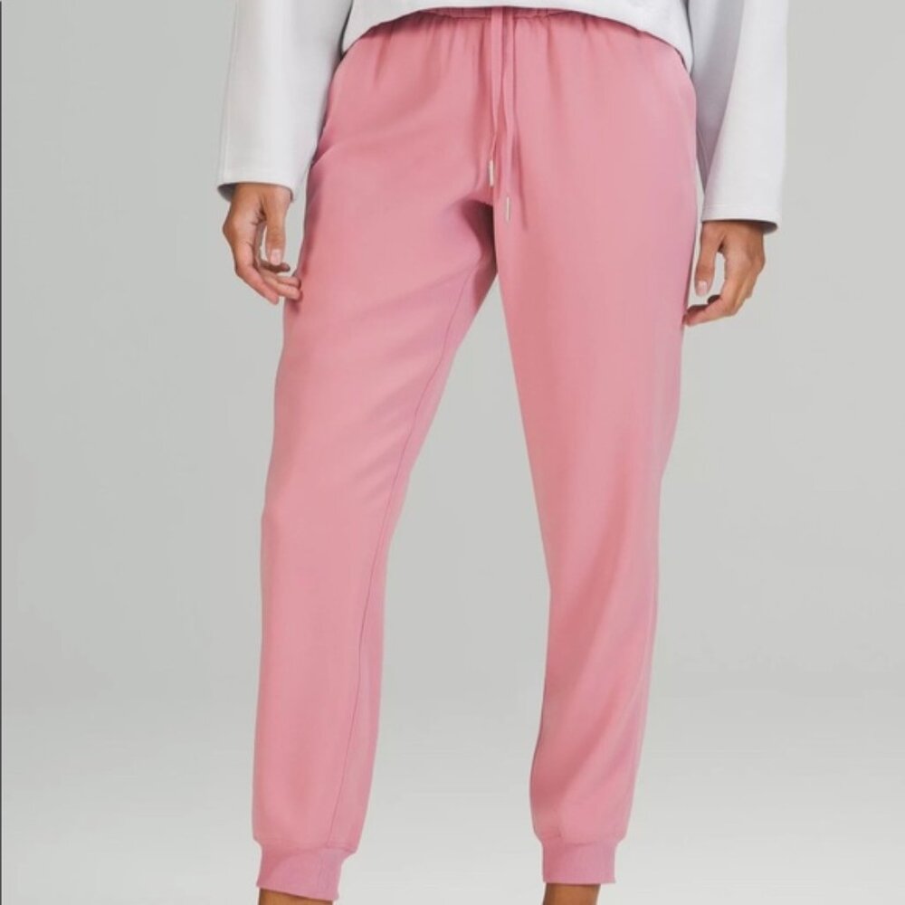 Brand new lululemon ON THE FLY JOGGER 28